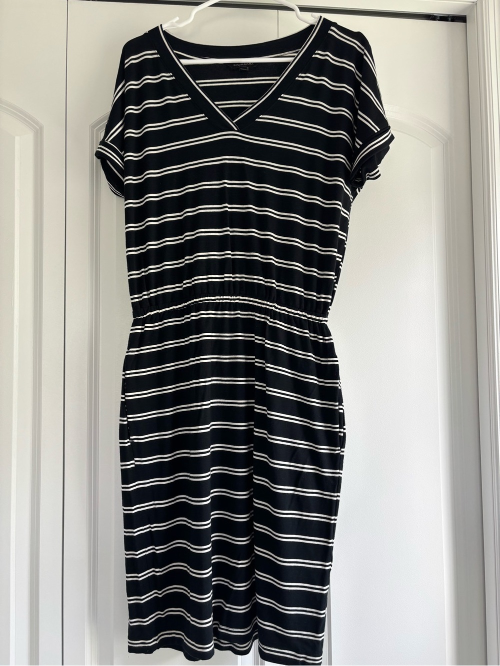 Banana Republic Size Small Black & White Striped V-Neck Casual Dress